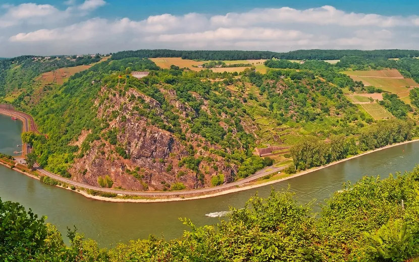 Aussichtspunkt über dem Mittelrhein mit Blick auf Loreley