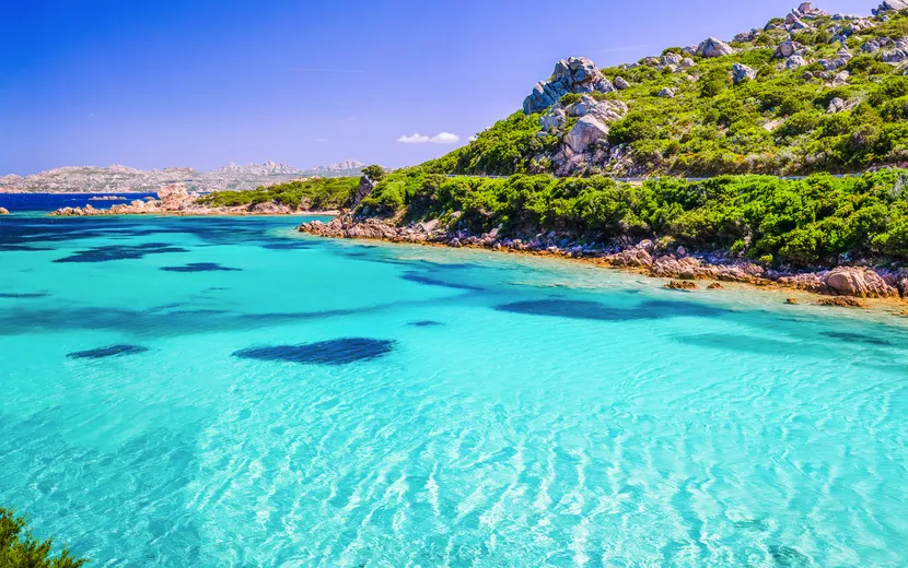 Smaragdgrünes Meerwasser und Felsen an der Küste der Insel Maddalena,Sardinien,Italien,