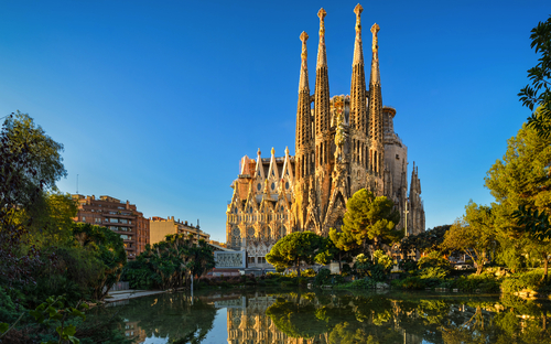 © Mapics - stock.adobe.com Sagrada Familia in Barcelona
