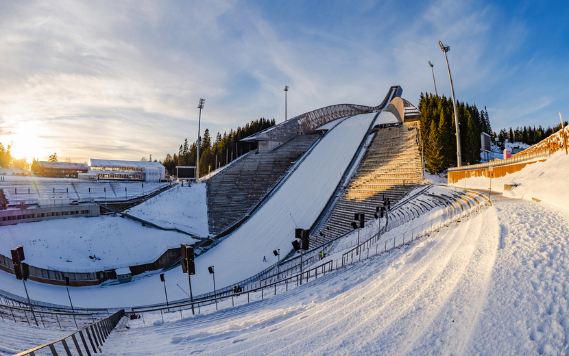 Holmenkollen-Skisprungschanze im Winter