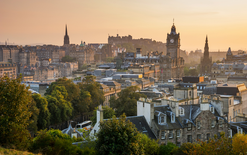 Edinburgh im Herbst vom Calton Hill aus betrachtet