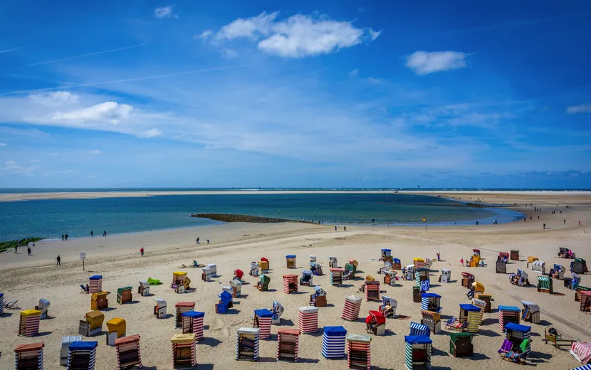 Strandkörbe am Strand von der Insel Borkum, Deuschland