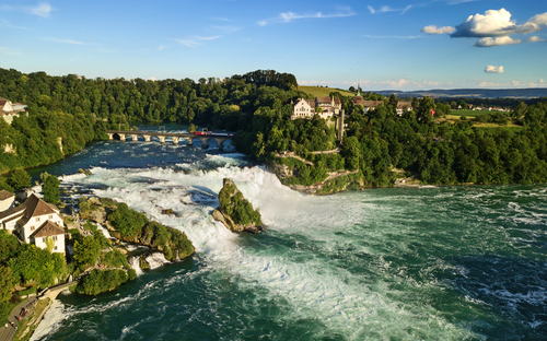 © swisshippo - stock.adobe.com Schloss Laufen am Rheinfall