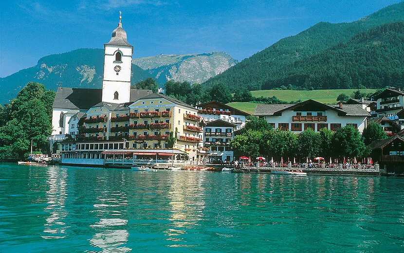 Wolfgangsee mit Blick auf das „Weisse Rössl“