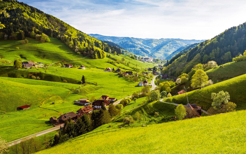 Malerische Panoramablick auf einem malerischen Bergdorf in Deutsch