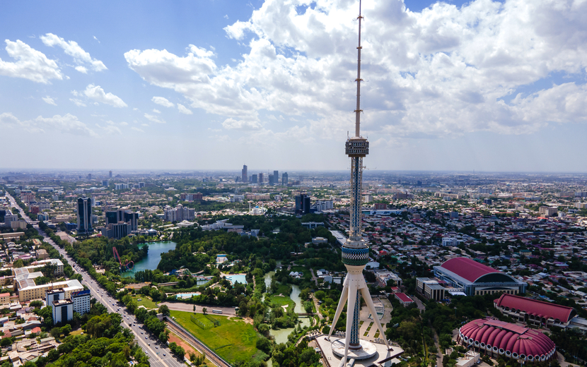 Luftaufnahme des Fernsehturms von Taschkent in Usbekistan bei Tag
