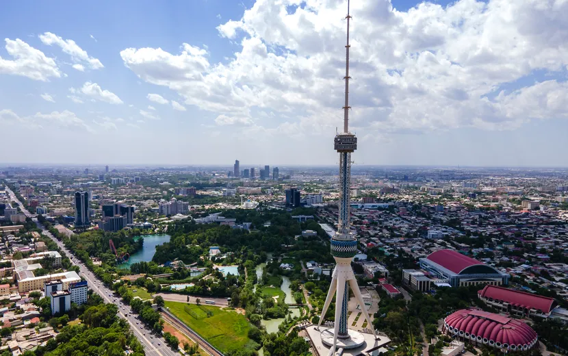 Luftaufnahme des Fernsehturms von Taschkent in Usbekistan bei Tag