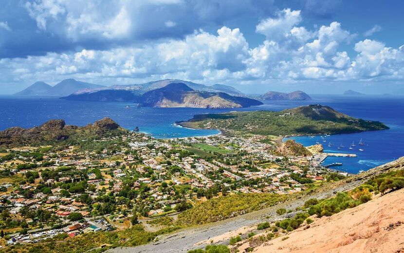 Blick vom Vulkankraterrand des Fossa di Vulcano über die Äolischen Inseln