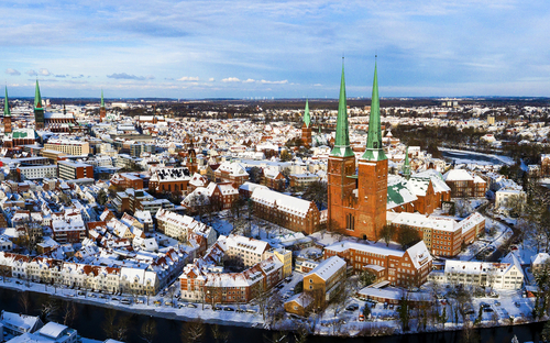 © Beck Photography - stock.adobe.com winterliches Panorama von Lübeck