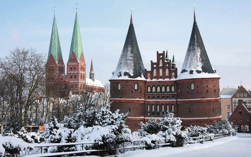 verschneites Holstentor mit Marienkirche