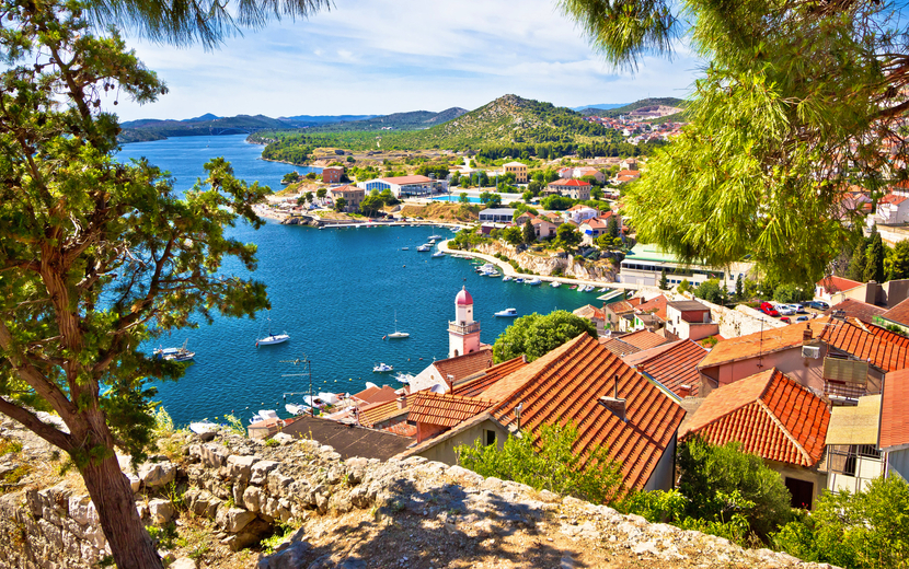 Küste von Šibenik an der kroatischen Adriaküste