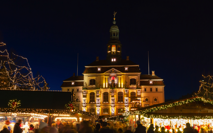Weihnachtsmarkt vor dem historischen Rathaus von Lüneburg