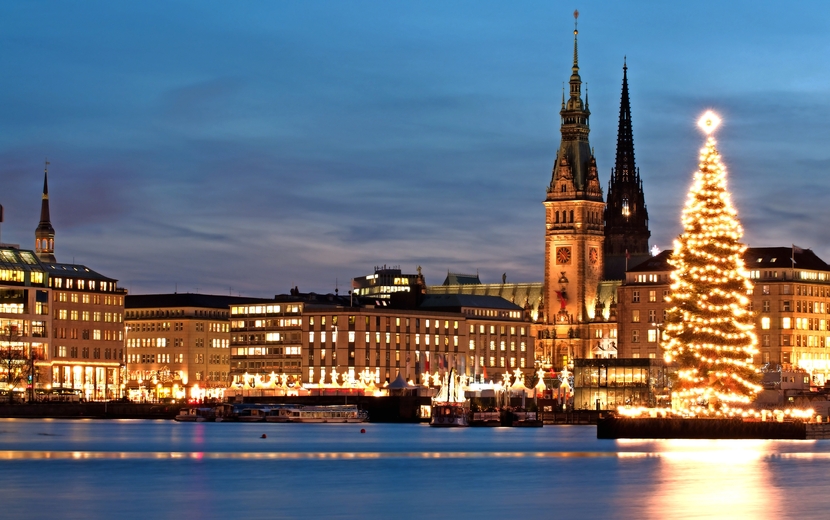 Neuer Jungfernstieg vor Weihnachten in Hamburg, Deutschland