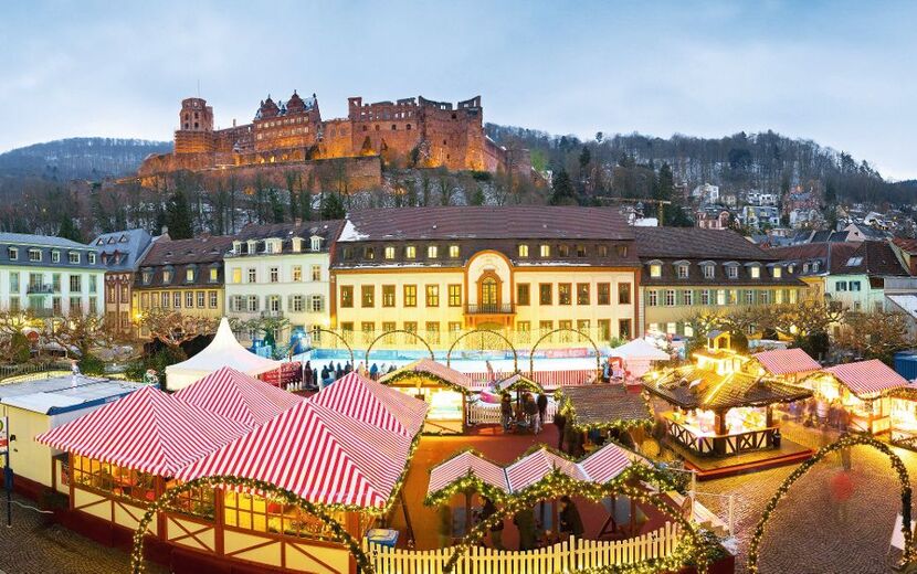 Weihnachtsmarkt in Heidelberg auf dem Universitätsplatz, Deutschland