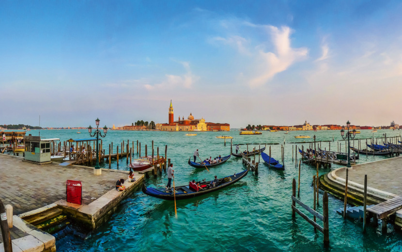 Gondeln mit San Giorgio Maggiore bei Sonnenuntergang,Venedig,Italien