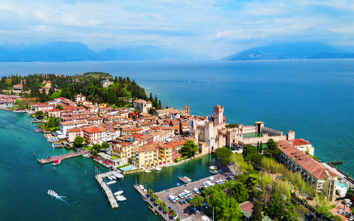 © saiko3p - stock.adobe.com Blick von der Burg Rocca Scaligera über Sirmione am Gardasee, Italien