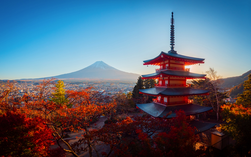 Fujiyoshida in Japan mit Aussicht auf den Berg Fuji und die Chureito Pagode