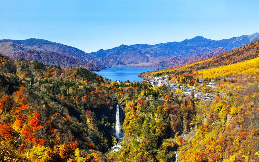 Nikko-Nationalpark, Blick von oben auf den Chuzenji-See und die Kegon-Fälle in den Herbstfarben