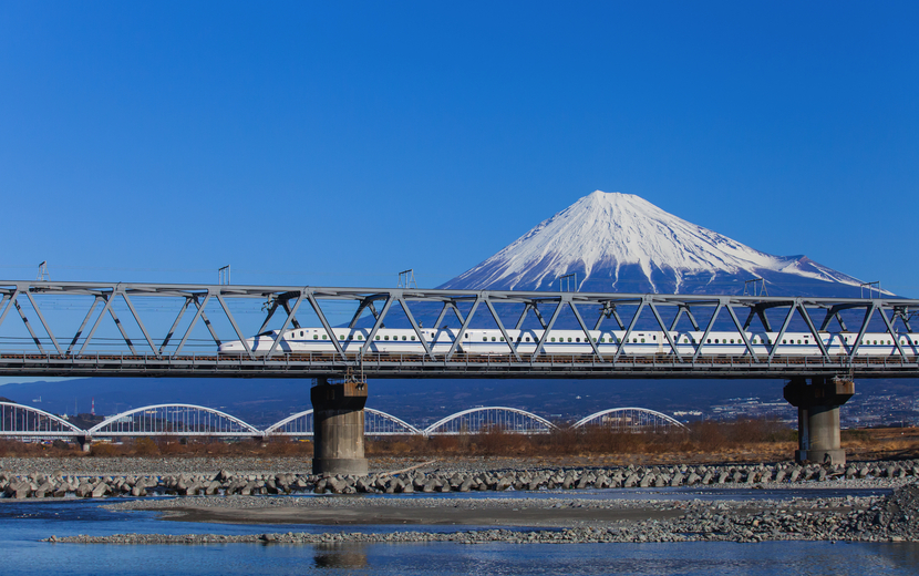 Blick auf den Berg Fuji und den Tokaido Shinkansen in Japan
