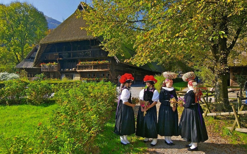 Schwarzwälder Freilichtmuseum Vogtsbauernhof in Gutach, Schwarzwälder Trachten, Bollenhut