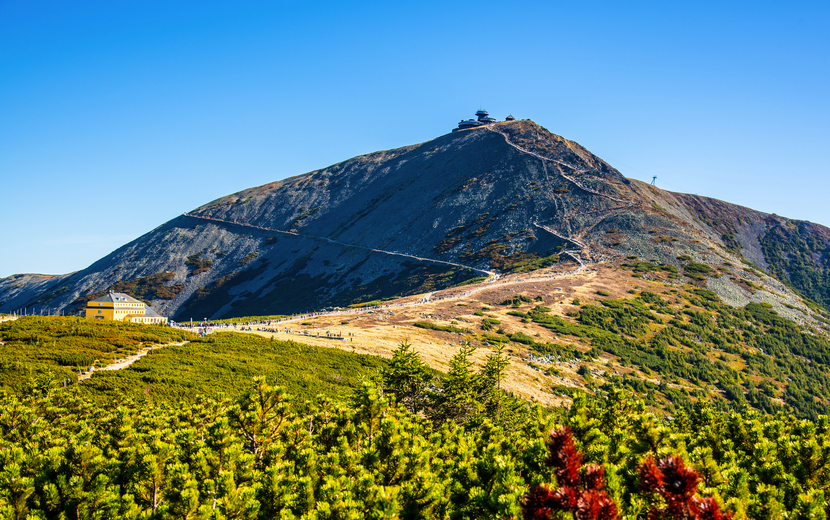 Die Schneekoppe (tschechisch Sněžka, polnisch Śnieżka): der höchste Berg der des Riesengebirges