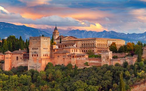 © pillerss - stock.adobe.com Festungs- und Palastanlage Alhambra in Granada