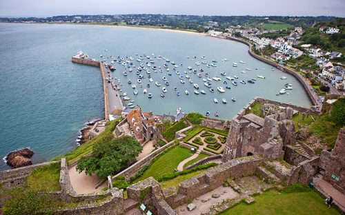 Ansicht von Gorey Harbour vom Mont Orgueil Castle auf Jersey 