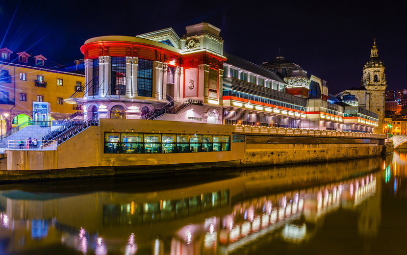 Markthalle des Mercado de la Ribera in Bilbao in der Nacht