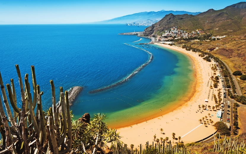 Playa de Las Teresitas mit malerischem Dorf San Andrés auf Teneriffa
