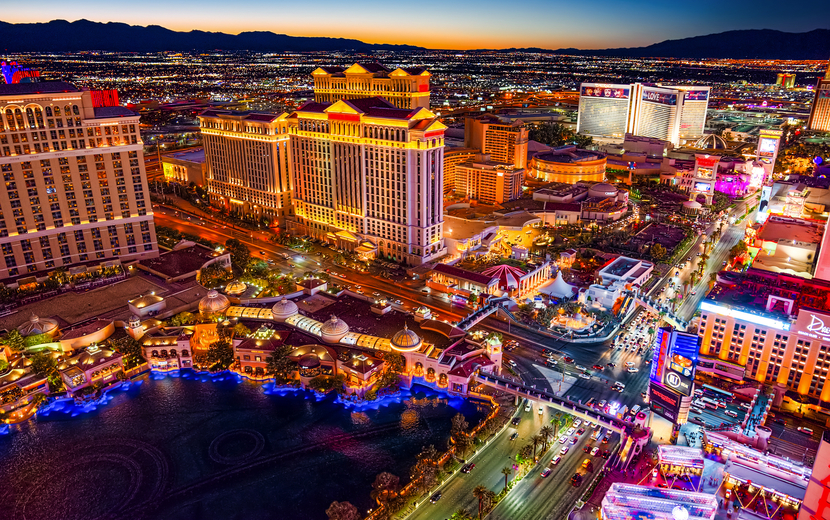 Die Hauptstraße von Las Vegas ist der Strip in der Abendzeit.