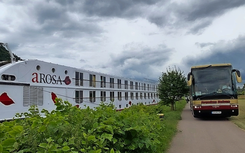 Reiseclub Bus mit A-ROSA Schiff