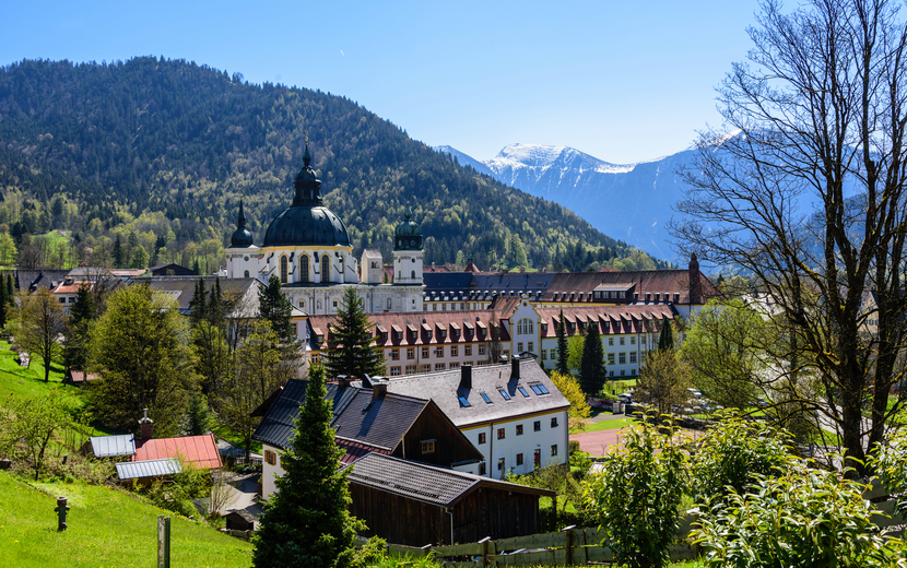 Kloster Ettal zwischen Garmisch-Partenkirchen und Oberammergau in Bayern, Deutschland