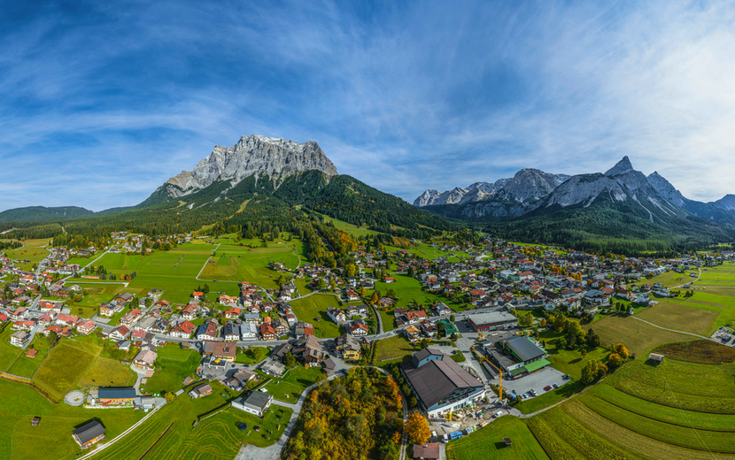 Blick auf Ehrwald in der Region Tiroler Ausserfern an einem herbstlichen Nachmittag