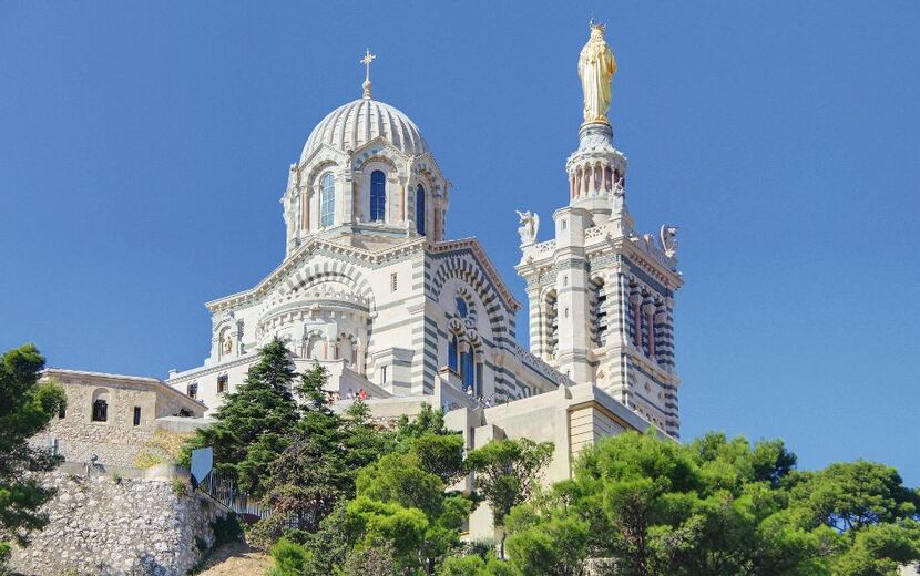Basilika Notre-Dame de la Garde in Marseille umgeben von Bäumen