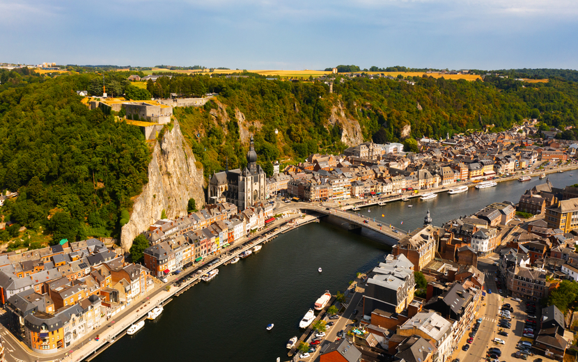 Luftaufnahme der wallonischen Stadt Dinant entlang der Maas mit der gotischen, mittelalterlichen Stiftskirche