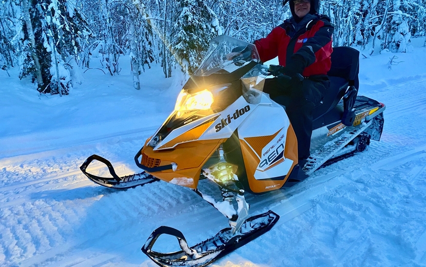 Spektakuläre Snowmobilfahrt
