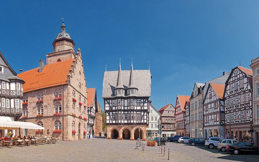 Marktplatz von Alsfeld in Hessen mit historischem Fachwerk-Rathaus