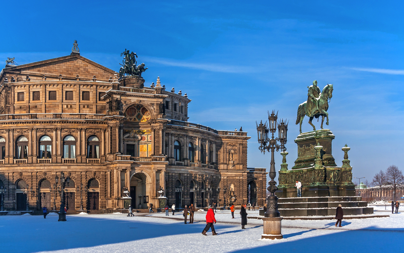 Dresdens Semperoper im Winter