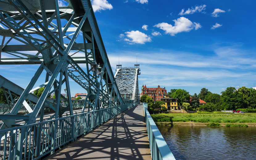 Blick über die Elbe auf Loschwitz bei Dresden