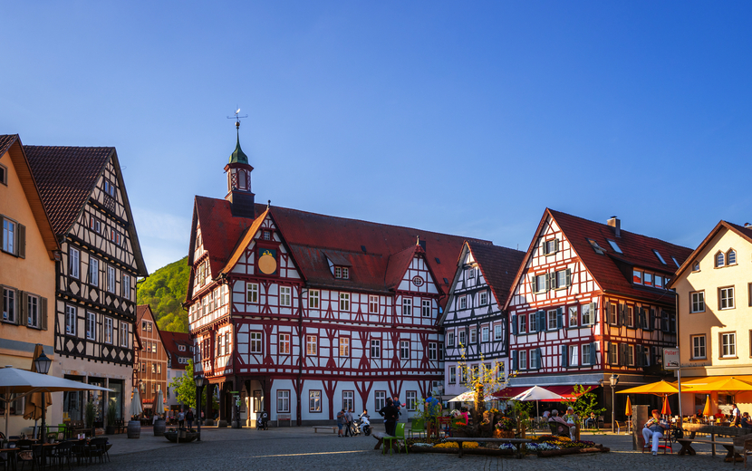 Marktplatz und Rathaus in Bad Urach, Deutschland