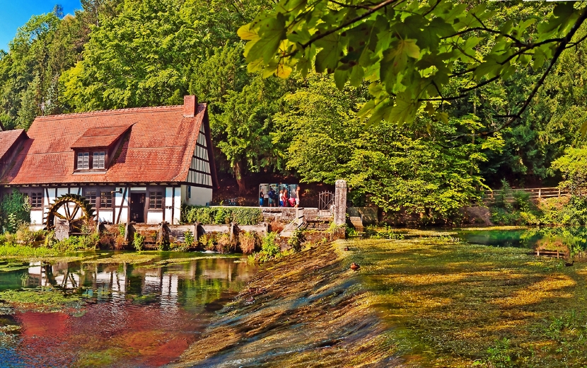 Hammermühle am Blautopf in Blaubeuren  - die zweit-wasserreichste Karstquelle Deutschlands