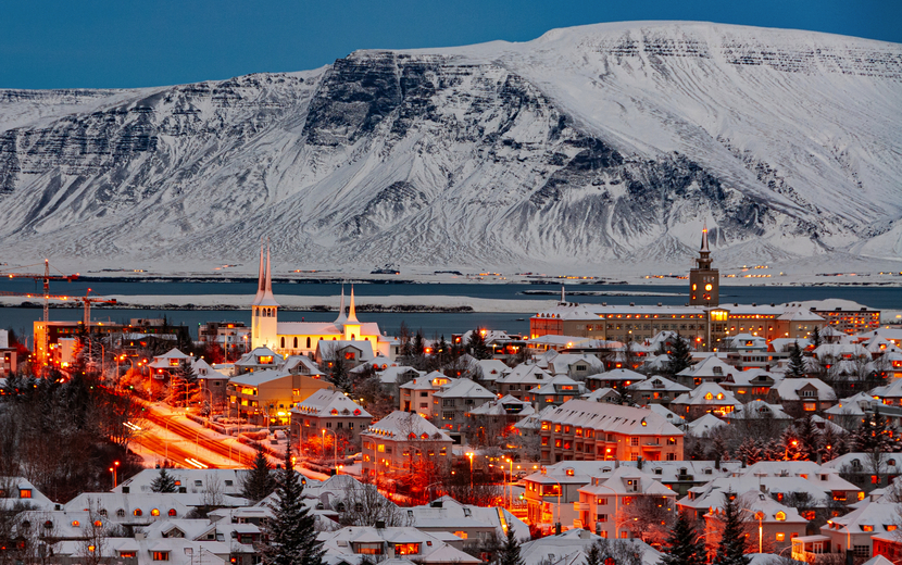 Reykjavík, die Hauptstadt Islands, an einem Winterabend