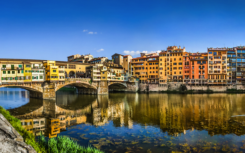 Ponte Vecchio über dem Fluss Arno in Florenz, Toskana