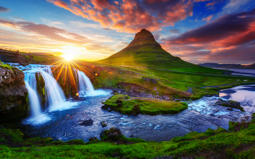 Wasserfall Kirkjufellsfoss und Berg Kirkjufell auf der Halbinsel Snæfellsnes