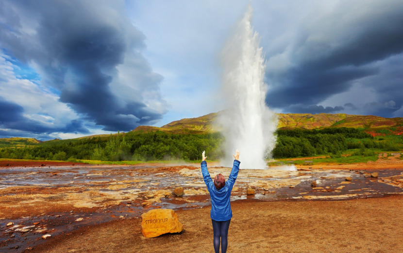 Eruption des Strokkur-Geysirs auf Island