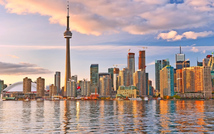 Skyline von Toronto in der Dämmerung in Ontario, Kanada