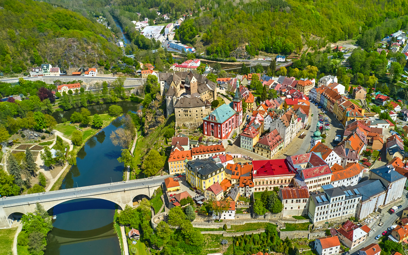 Panoramablick auf eine kleine tschechische Stadt rund um die Burg Loket