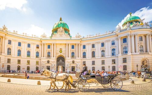 Fiaker vor der Hofburg in Wien