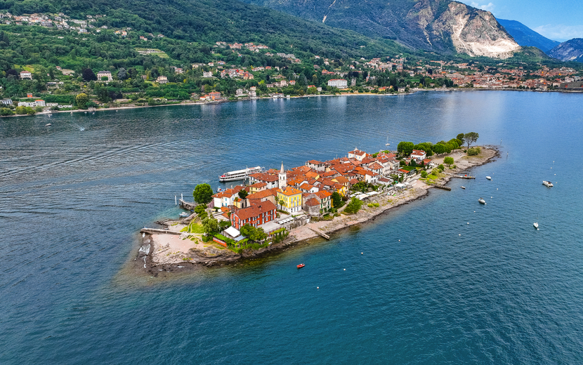 Luftaufnahme der Isola dei Pescatori im Lago Maggiore