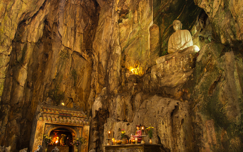 Buddhistische Pagode in der Huyen Khong-Höhle in den Marmorbergen bei Da Nang